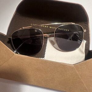 Show of unisex  Sunglasses with wood and Silver frame
